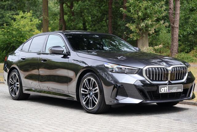 BMW 5-SERIE 520i M-Sport | HUD | H&K | Drive Ass Plus | Memory | 360 | Stoelventilatie | Stoelverwarm V+A | Keyless | Iconic Glow | Stuurwielverwarming | Etc.