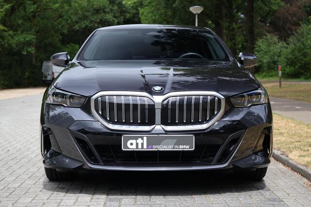 BMW 5-SERIE 520i M-Sport | HUD | H&K | Drive Ass Plus | Memory | 360 | Stoelventilatie | Stoelverwarm V+A | Keyless | Iconic Glow | Stuurwielverwarming | Etc.