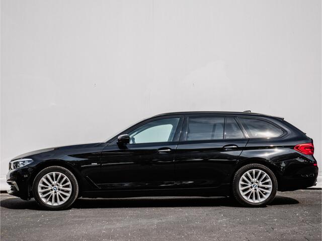 BMW 5-SERIE Touring 520d High Executive Luxury line Lederen int./ Camera/ Sfeerverlichting/ Stuur+stoelverwarming/ Blindspot