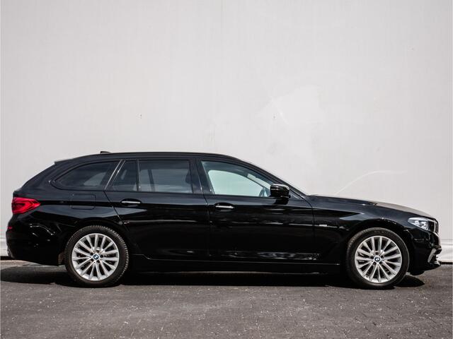 BMW 5-SERIE Touring 520d High Executive Luxury line Lederen int./ Camera/ Sfeerverlichting/ Stuur+stoelverwarming/ Blindspot