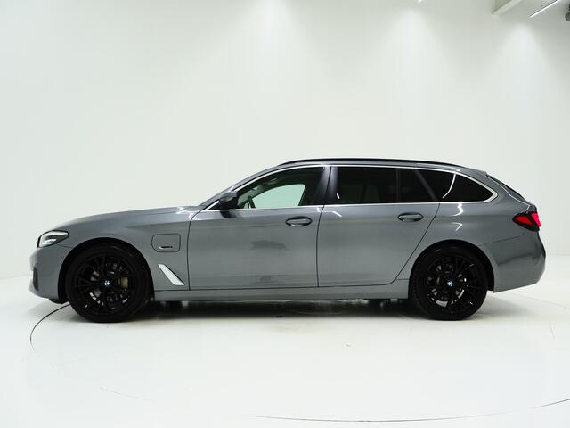 BMW 5-SERIE Touring 530e | Leder | Trekhaak | 360 | Adaptive Cruise | Dodehoek | Stoelverwarming | Carplay