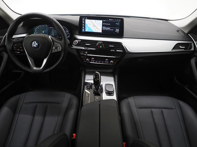 BMW 5-SERIE Touring 530e | Leder | Trekhaak | 360 | Adaptive Cruise | Dodehoek | Stoelverwarming | Carplay