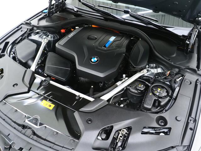 BMW 5-SERIE Touring 530e | Leder | Trekhaak | 360 | Adaptive Cruise | Dodehoek | Stoelverwarming | Carplay