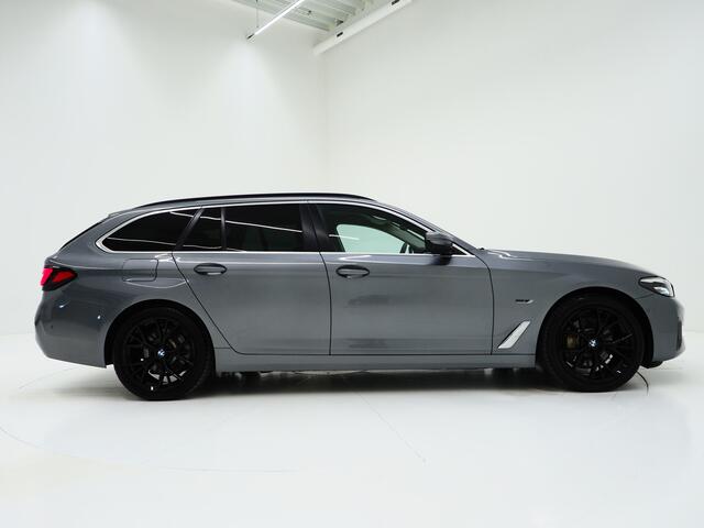 BMW 5-SERIE Touring 530e | Leder | Trekhaak | 360 | Adaptive Cruise | Dodehoek | Stoelverwarming | Carplay