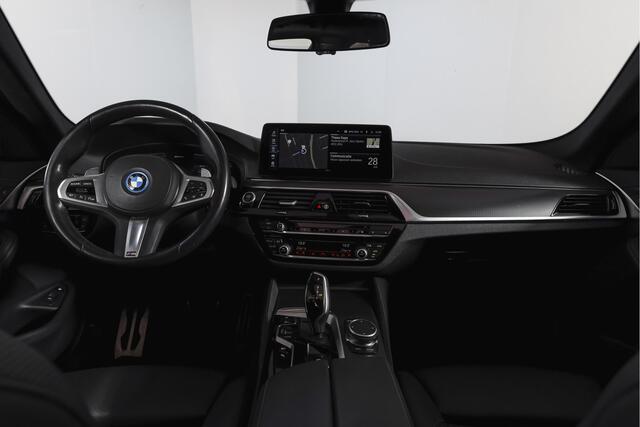 BMW 5-SERIE Touring 530e Business Edition Plus | M-Sport | Shadow Line | S/K-Panodak | Laser | Head-Up | Elek. Trekhaak | Stoelverw. | Camera | NAV+App. Connect | ECC | Elek. Klep | LM 19" |