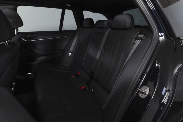 BMW 5-SERIE Touring 530e Business Edition Plus | M-Sport | Shadow Line | S/K-Panodak | Laser | Head-Up | Elek. Trekhaak | Stoelverw. | Camera | NAV+App. Connect | ECC | Elek. Klep | LM 19" |