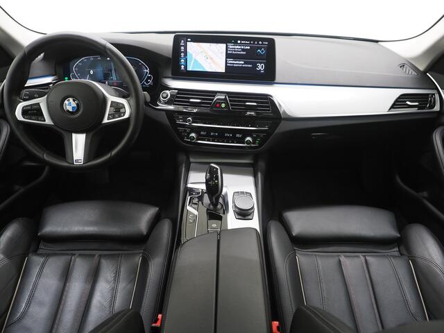 BMW 5-SERIE Touring 530e | Panoramadak | Leder | Camera | Sfeerlicht | Keyless | Stoelverwarming | Cruise | Carplay