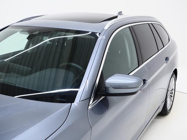 BMW 5-SERIE Touring 530e | Panoramadak | Leder | Camera | Sfeerlicht | Keyless | Stoelverwarming | Cruise | Carplay