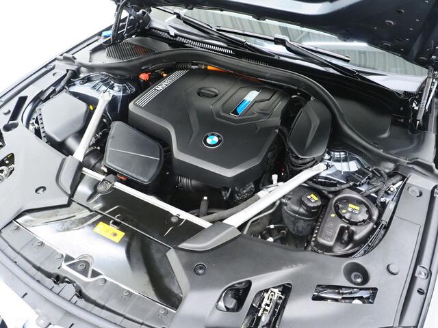 BMW 5-SERIE Touring 530e | Panoramadak | Leder | Camera | Sfeerlicht | Keyless | Stoelverwarming | Cruise | Carplay