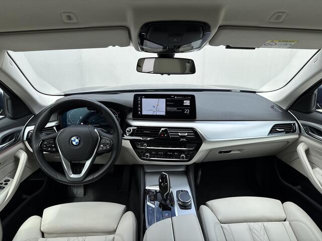 BMW 5-SERIE 520e High Executive / Elektrische stoelen & geheugen / Stuur- en stoelverwarming / Apple Carplay Android / 18" LM wielen / wit Leer / EAER 52 km