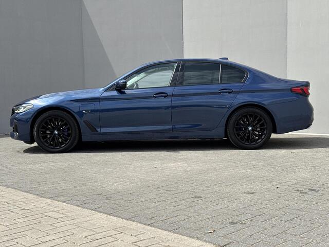 BMW 5-SERIE 520e High Executive / Elektrische stoelen & geheugen / Stuur- en stoelverwarming / Apple Carplay Android / 18" LM wielen / wit Leer / EAER 52 km