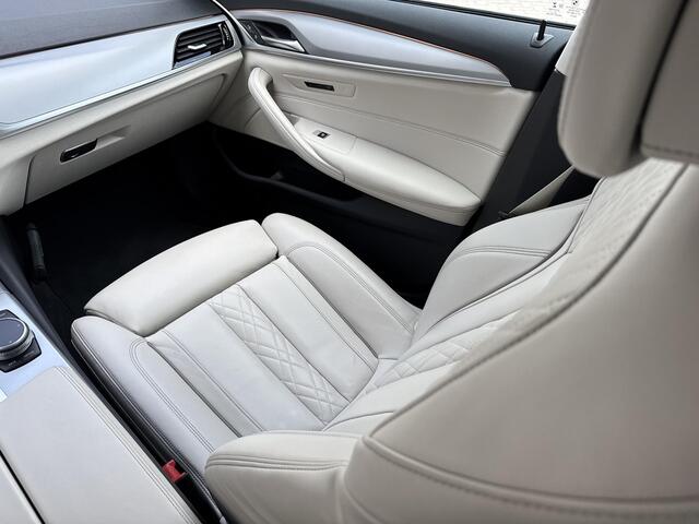 BMW 5-SERIE 520e High Executive / Elektrische stoelen & geheugen / Stuur- en stoelverwarming / Apple Carplay Android / 18" LM wielen / wit Leer / EAER 52 km