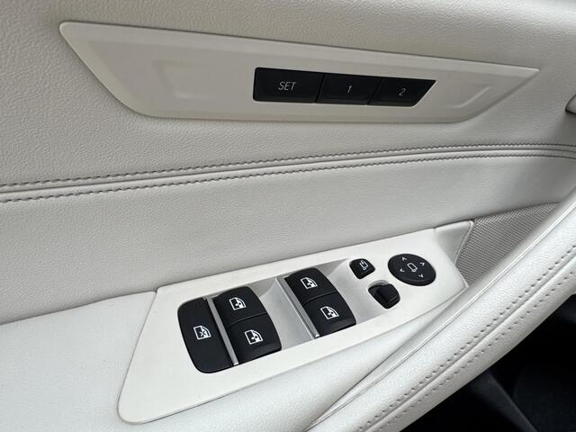 BMW 5-SERIE 520e High Executive / Elektrische stoelen & geheugen / Stuur- en stoelverwarming / Apple Carplay Android / 18" LM wielen / wit Leer / EAER 52 km