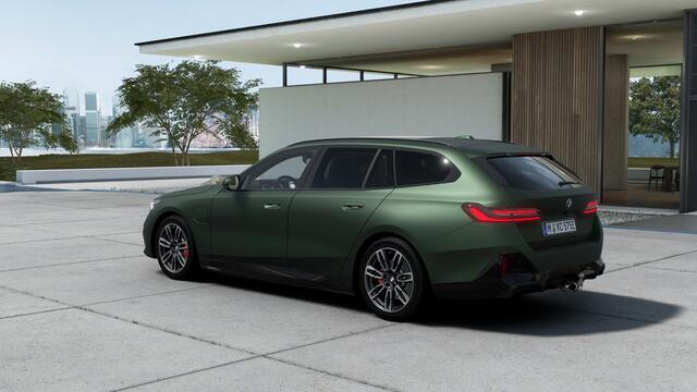 BMW 5-SERIE Touring 530e M Sport Automaat / Panoramadak / Trekhaak / Bowers & Wilkins / M Multifunctionele Stoelen / Parking Assistant Plus / Adaptieve LED