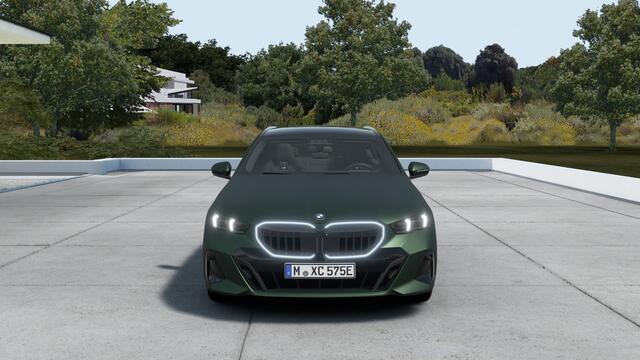 BMW 5-SERIE Touring 530e M Sport Automaat / Panoramadak / Trekhaak / Bowers & Wilkins / M Multifunctionele Stoelen / Parking Assistant Plus / Adaptieve LED
