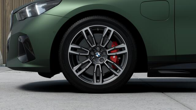 BMW 5-SERIE Touring 530e M Sport Automaat / Panoramadak / Trekhaak / Bowers & Wilkins / M Multifunctionele Stoelen / Parking Assistant Plus / Adaptieve LED