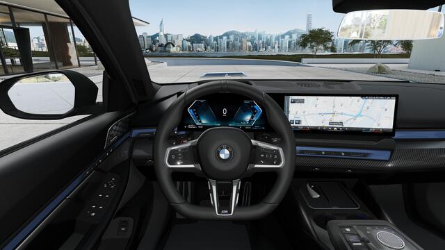 BMW 5-SERIE Touring 530e M Sport Automaat / Panoramadak / Trekhaak / Bowers & Wilkins / M Multifunctionele Stoelen / Parking Assistant Plus / Adaptieve LED