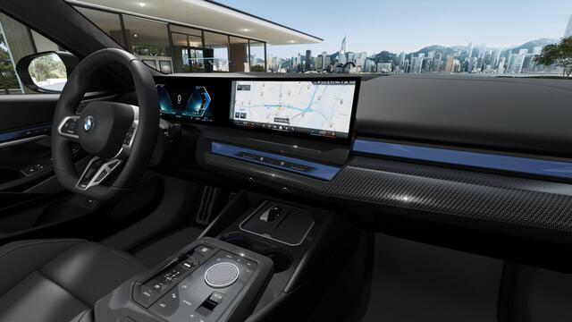 BMW 5-SERIE Touring 530e M Sport Automaat / Panoramadak / Trekhaak / Bowers & Wilkins / M Multifunctionele Stoelen / Parking Assistant Plus / Adaptieve LED