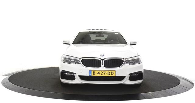 BMW 5-SERIE 520d xDrive High Executive Trekhaak / Leer / Navigatie