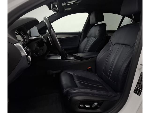 BMW 5-SERIE 520d xDrive High Executive Trekhaak / Leer / Navigatie