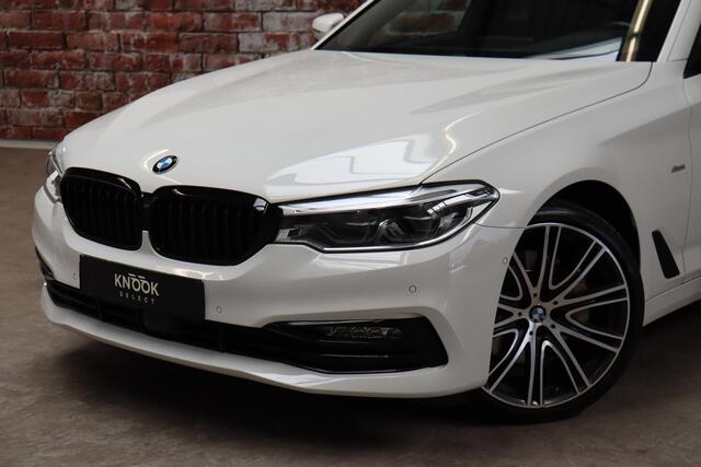 BMW 5-SERIE Sedan 530i High Executive Sport Line Automaat / Navigatiesysteem Professional / Schuif-/kanteldak / Active Protection / Sfeerverlichting / Comfortstoelen / 20 Inch / Soft Close / Adaptieve LED-koplamp / Driving Assistant / Extra Getint Glas
