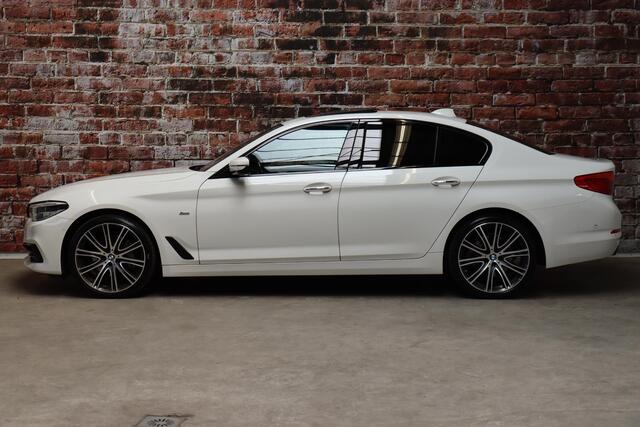BMW 5-SERIE Sedan 530i High Executive Sport Line Automaat / Navigatiesysteem Professional / Schuif-/kanteldak / Active Protection / Sfeerverlichting / Comfortstoelen / 20 Inch / Soft Close / Adaptieve LED-koplamp / Driving Assistant / Extra Getint Glas