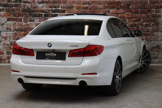 BMW 5-SERIE Sedan 530i High Executive Sport Line Automaat / Navigatiesysteem Professional / Schuif-/kanteldak / Active Protection / Sfeerverlichting / Comfortstoelen / 20 Inch / Soft Close / Adaptieve LED-koplamp / Driving Assistant / Extra Getint Glas