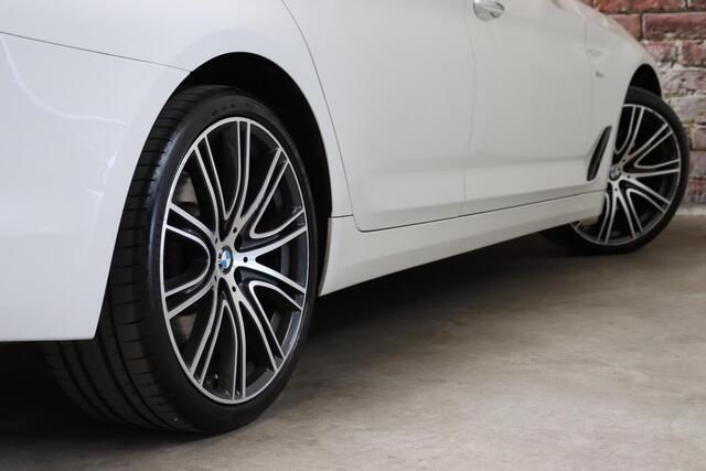 BMW 5-SERIE Sedan 530i High Executive Sport Line Automaat / Navigatiesysteem Professional / Schuif-/kanteldak / Active Protection / Sfeerverlichting / Comfortstoelen / 20 Inch / Soft Close / Adaptieve LED-koplamp / Driving Assistant / Extra Getint Glas