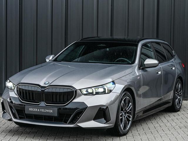 BMW 5-SERIE Touring 530e xDrive | M-Sport Pro | Panoramadak | Harman Kardon audio | M-Sport Suspension | Adaptive Led | Driving Assistant Plus | Ambient Light | Iconic glow grille | M-Sport Brake Red | Shadowline Lights
