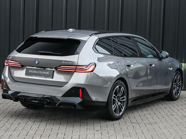 BMW 5-SERIE Touring 530e xDrive | M-Sport Pro | Panoramadak | Harman Kardon audio | M-Sport Suspension | Adaptive Led | Driving Assistant Plus | Ambient Light | Iconic glow grille | M-Sport Brake Red | Shadowline Lights