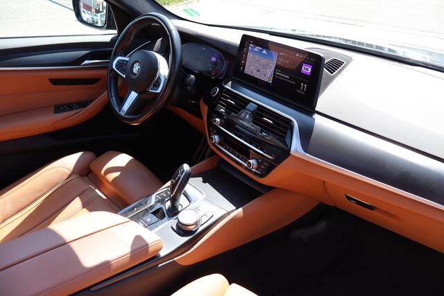 BMW 5-SERIE Touring 520i High Executive M Sport | Facelift | Panoramadak | Luxe lederen bekleding | Laser-LED | Nederlands geleverd | Memory seats | Sfeerverlichting | Apple carplay | Adaptief onderstel | Keyless | Cruise control | Climate control | Stoelverwarming | Unieke