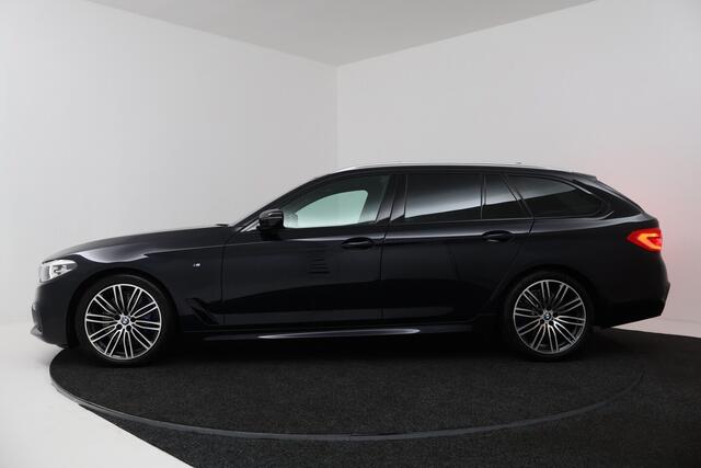 BMW 5-SERIE Touring 540i xDrive High Executive (PANORAMADAK, ADAPTIEVE CRUISE, SFEERVERLICHTING, DEALER ONDERH