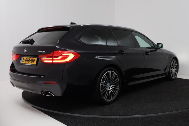 BMW 5-SERIE Touring 540i xDrive High Executive (PANORAMADAK, ADAPTIEVE CRUISE, SFEERVERLICHTING, DEALER ONDERH