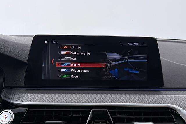 BMW 5-SERIE Touring 540i xDrive High Executive (PANORAMADAK, ADAPTIEVE CRUISE, SFEERVERLICHTING, DEALER ONDERH