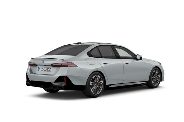 BMW 5-SERIE Sedan 530e M Sport Pro Edition | M Sportpakket Pro | Innovation Pack | Travel Pack | Comfort Pack