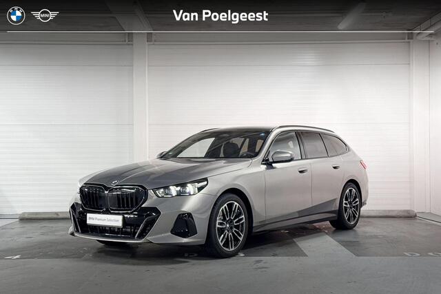 BMW 5-SERIE Touring 520i | Panoramadak | Comfort access | Trekhaak | Comfortpack | M-sport | Harman Kardon |