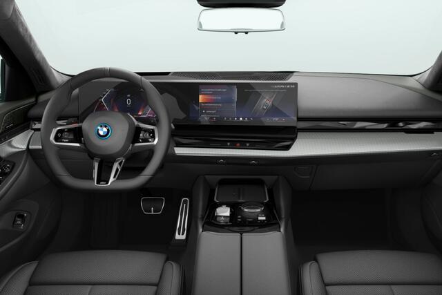 BMW 5-SERIE Touring 530e M Sport Pro Edition | M Sportpakket Pro | Innovation Pack | Travel Pack | Comfort Pack