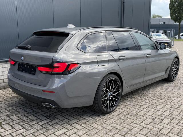 BMW 5-SERIE Touring 530e High Executive 20"/Leder/Camera/Stoelverwarming/Sfeerverlichting/Apple Carplay & Android Auto