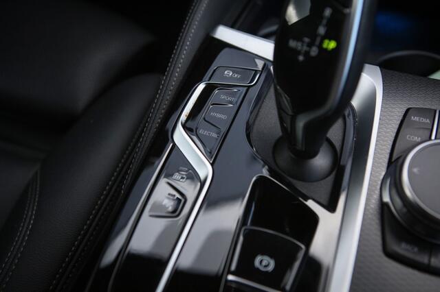 BMW 5-SERIE Touring 530e M-Sport | Trekhaak | Sfeerverlichting |