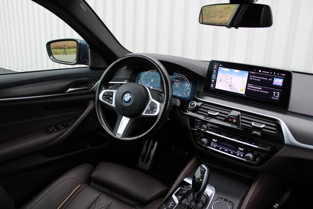 BMW 5-SERIE Touring 530e xDrive M-sport | Incl. 12 maanden garantie | Assisted driving | Uitklapbare trekhaak | 360° camera | Apple carplay/Android auto | Stoelverwarming voor + achter | Memory zetel | Harman/Kardon audio |