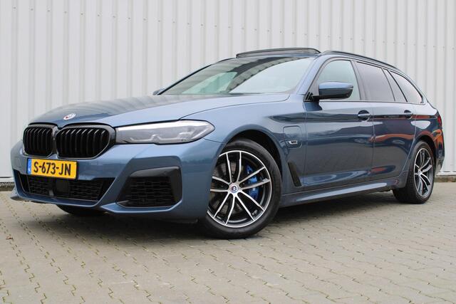 BMW 5-SERIE Touring 530e xDrive M-sport | Incl. 12 maanden garantie | Assisted driving | Uitklapbare trekhaak | 360° camera | Apple carplay/Android auto | Stoelverwarming voor + achter | Memory zetel | Harman/Kardon audio |