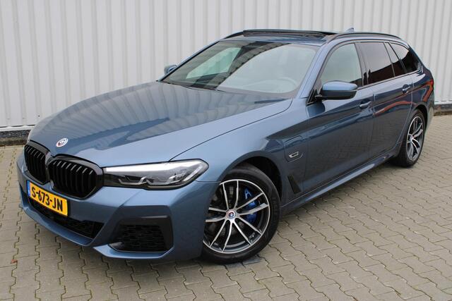 BMW 5-SERIE Touring 530e xDrive M-sport | Incl. 12 maanden garantie | Assisted driving | Uitklapbare trekhaak | 360° camera | Apple carplay/Android auto | Stoelverwarming voor + achter | Memory zetel | Harman/Kardon audio |