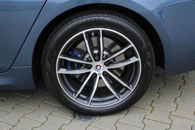 BMW 5-SERIE Touring 530e xDrive M-sport | Incl. 12 maanden garantie | Assisted driving | Uitklapbare trekhaak | 360° camera | Apple carplay/Android auto | Stoelverwarming voor + achter | Memory zetel | Harman/Kardon audio |