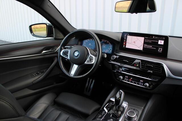 BMW 5-SERIE 545e xDrive M-sport black edition | Incl. 12 maanden garantie Assisted driving | Head-up display | 6 cilinder! | Apple carplay/Android auto | Stoelverwarming | Parkeercamera | Harman/Kardon |