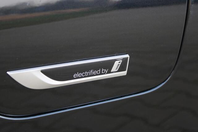 BMW 5-SERIE 545e xDrive M-sport black edition | Incl. 12 maanden garantie Assisted driving | Head-up display | 6 cilinder! | Apple carplay/Android auto | Stoelverwarming | Parkeercamera | Harman/Kardon |