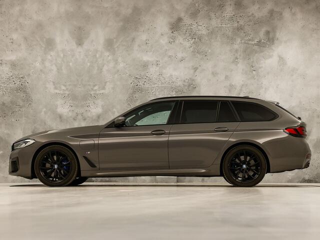 BMW 5-SERIE 530e M Sport High Executive 293Pk (PANORAMADAK, M PAKKET, LASER LED, HEAD-UP DISPLAY, 360 CAMERA, MEMORY SEATS, HARMAN/KARDON, TREKHAAK ELEKTRISCH, STOELVERWARMING ACHTER, DISPLAY KEY, NIEUWSTAAT)