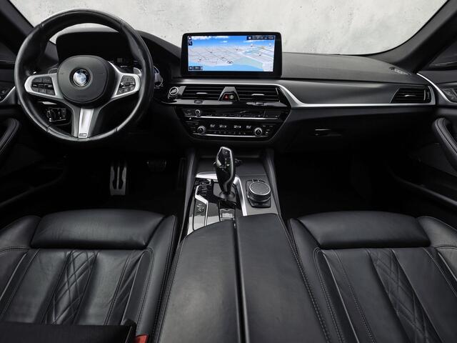 BMW 5-SERIE 530e M Sport High Executive 293Pk (PANORAMADAK, M PAKKET, LASER LED, HEAD-UP DISPLAY, 360 CAMERA, MEMORY SEATS, HARMAN/KARDON, TREKHAAK ELEKTRISCH, STOELVERWARMING ACHTER, DISPLAY KEY, NIEUWSTAAT)