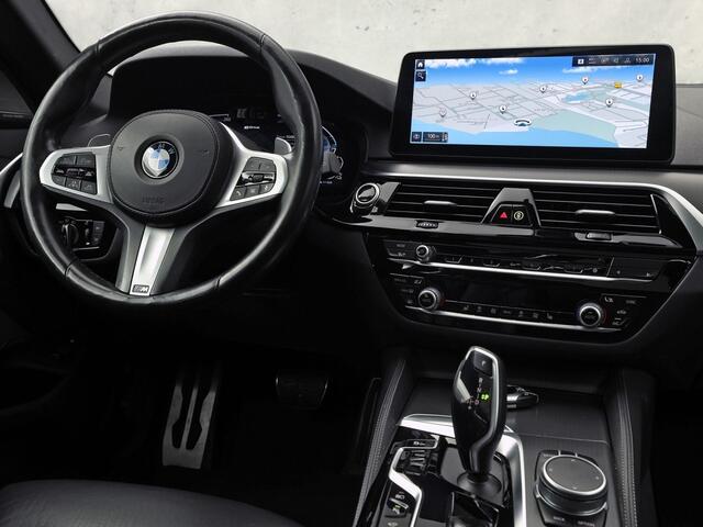 BMW 5-SERIE 530e M Sport High Executive 293Pk (PANORAMADAK, M PAKKET, LASER LED, HEAD-UP DISPLAY, 360 CAMERA, MEMORY SEATS, HARMAN/KARDON, TREKHAAK ELEKTRISCH, STOELVERWARMING ACHTER, DISPLAY KEY, NIEUWSTAAT)