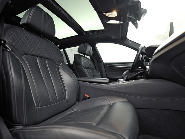 BMW 5-SERIE 530e M Sport High Executive 293Pk (PANORAMADAK, M PAKKET, LASER LED, HEAD-UP DISPLAY, 360 CAMERA, MEMORY SEATS, HARMAN/KARDON, TREKHAAK ELEKTRISCH, STOELVERWARMING ACHTER, DISPLAY KEY, NIEUWSTAAT)