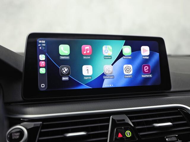 BMW 5-SERIE 530e M Sport High Executive 293Pk (PANORAMADAK, M PAKKET, LASER LED, HEAD-UP DISPLAY, 360 CAMERA, MEMORY SEATS, HARMAN/KARDON, TREKHAAK ELEKTRISCH, STOELVERWARMING ACHTER, DISPLAY KEY, NIEUWSTAAT)
